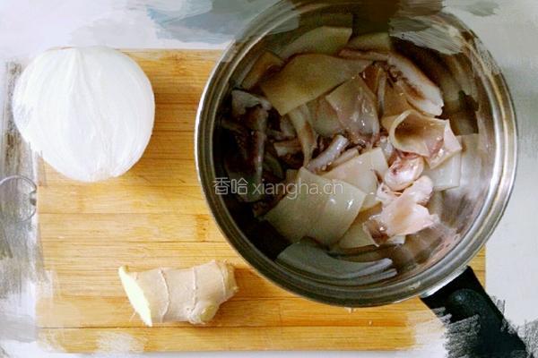 葱爆鱿鱼的做法图解1