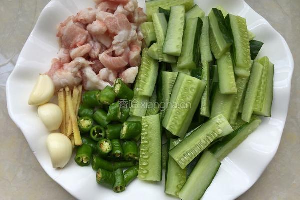 青瓜炒肉片的做法图解1