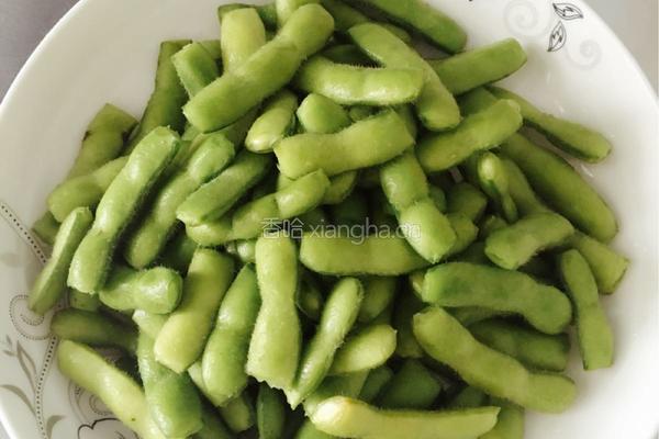 香辣毛豆的做法图解1
