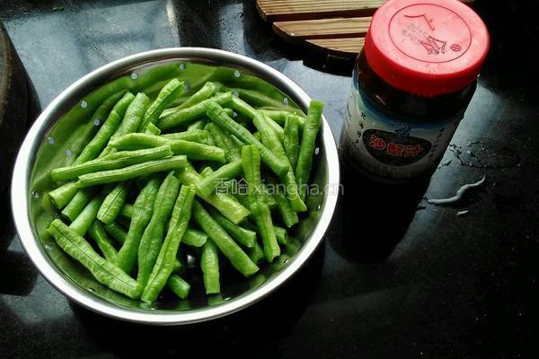 沙蟹汁炒豆角的做法图解1