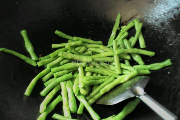 沙蟹汁炒豆角的做法图解3