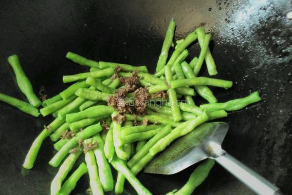 沙蟹汁炒豆角的做法图解4