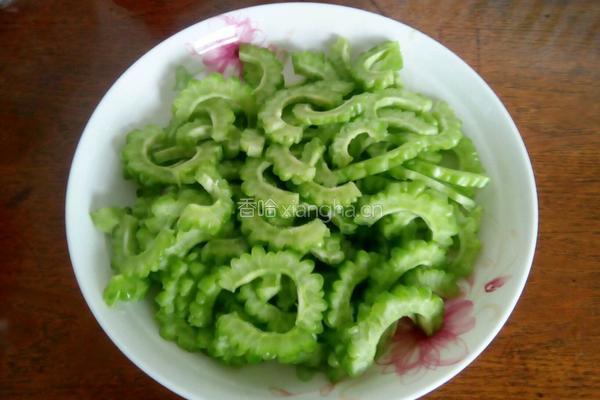 苦瓜炒蛋的做法图解1