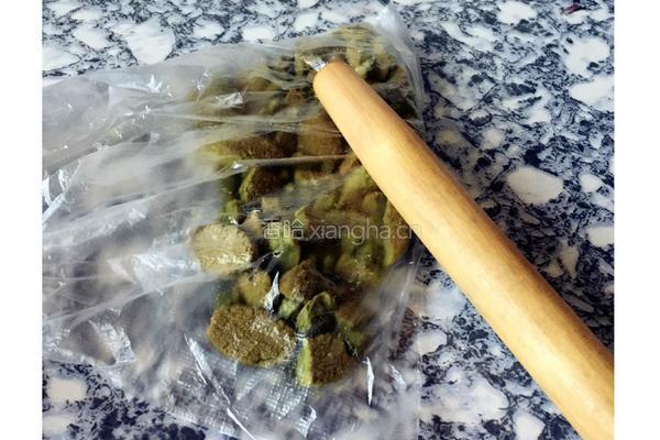 火龙果慕斯蛋糕的做法图解2