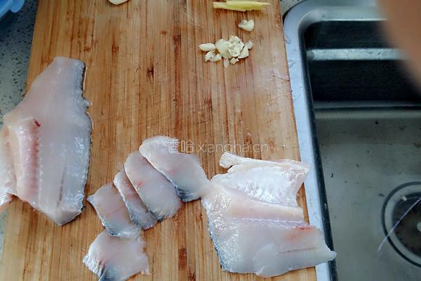 湘味鲈鱼的做法图解1