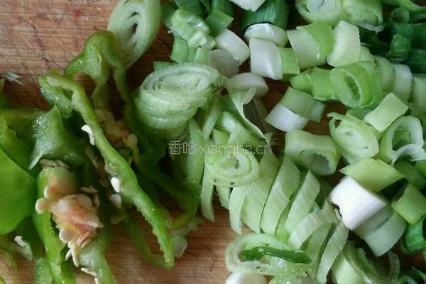 虾毛炒鸡蛋的做法图解1
