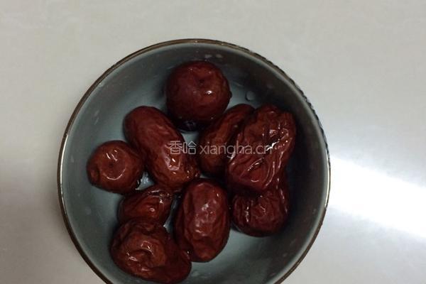 银耳红枣桂圆羹的做法图解3