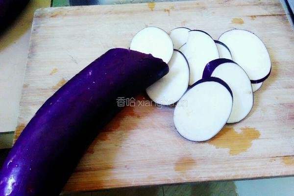油煎茄子 的做法图解1
