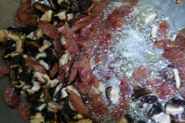 胡萝卜香菇腊肠炒饭的做法图解4