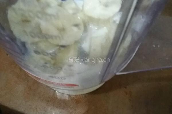 香蕉奶昔的做法图解3