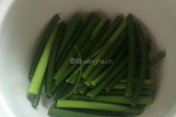 凉拌蒜苗的做法图解2