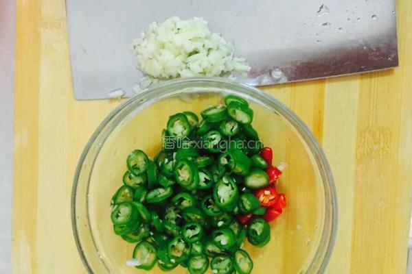 毛豆炒肉的做法图解1