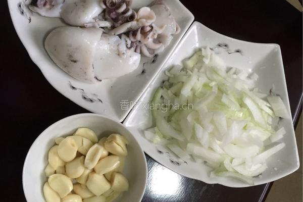柠香鲜奶葱蒜鲜鱿斜管面的做法图解3