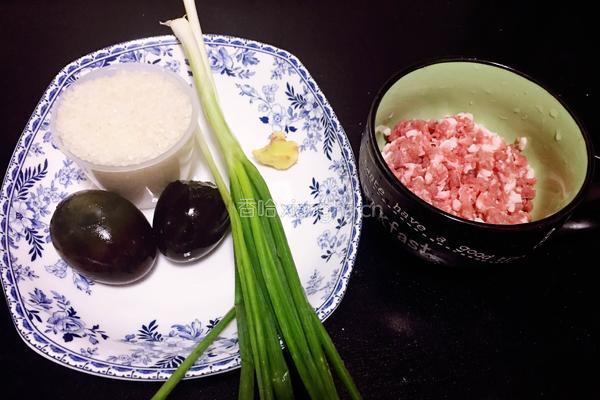 皮蛋瘦肉粥的做法图解1