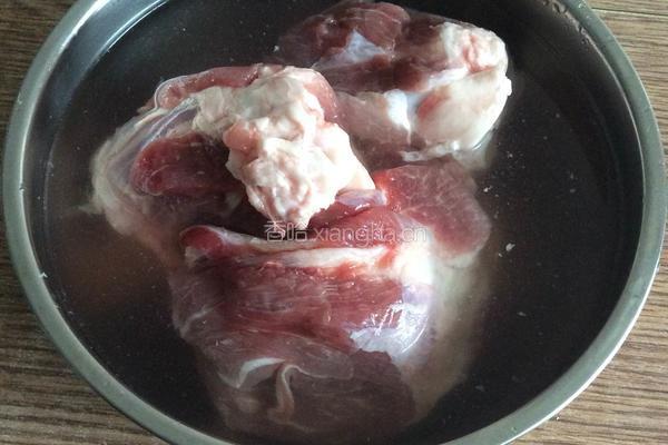 大骨头炖油豆角的做法图解1