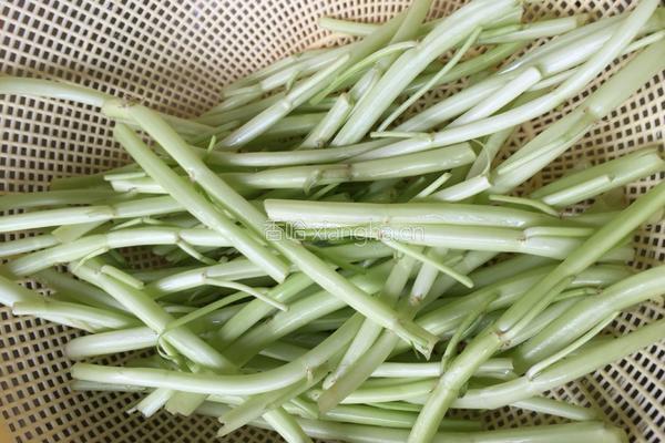 番茄空心菜梗酸的做法图解1