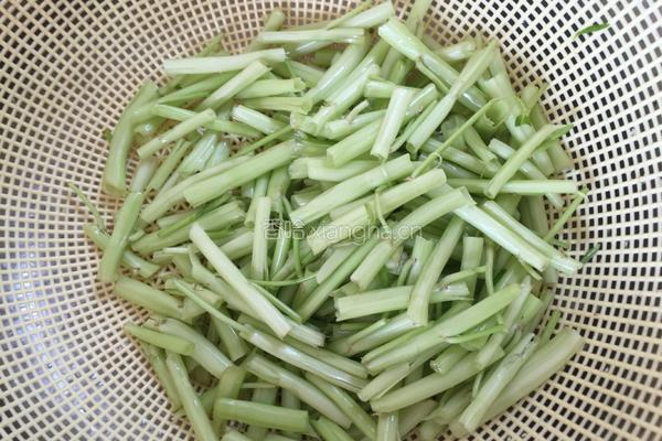 番茄空心菜梗酸的做法图解2