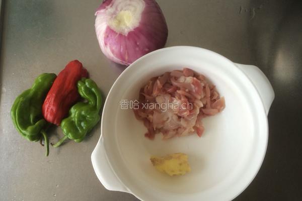 三色鸡丁的做法图解1
