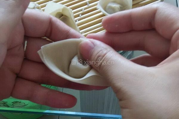 元宝馄饨的包法的做法图解4