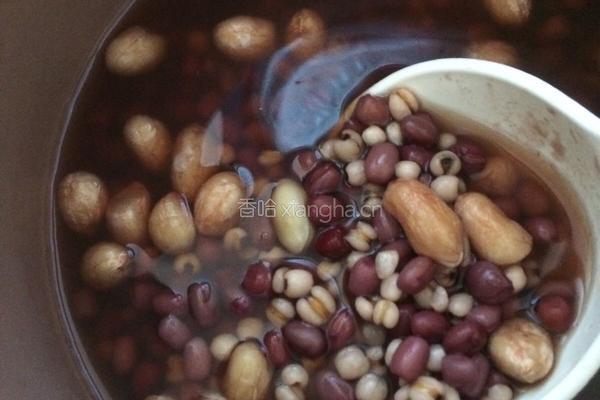 红豆薏米粥的做法图解3