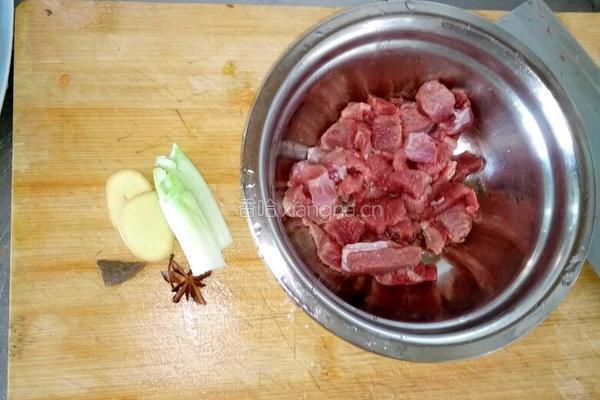 牛肉炖柿子土豆的做法图解1