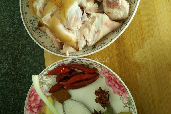 红烧猪蹄的做法图解1