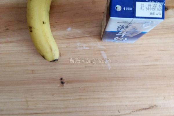 香蕉牛奶的做法图解1