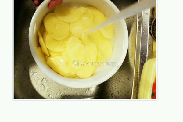 凉拌麻辣土豆片的做法图解3