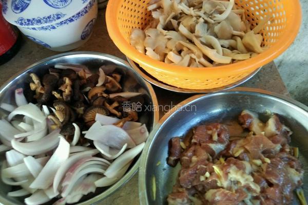 猪肉炒两菇的做法图解1