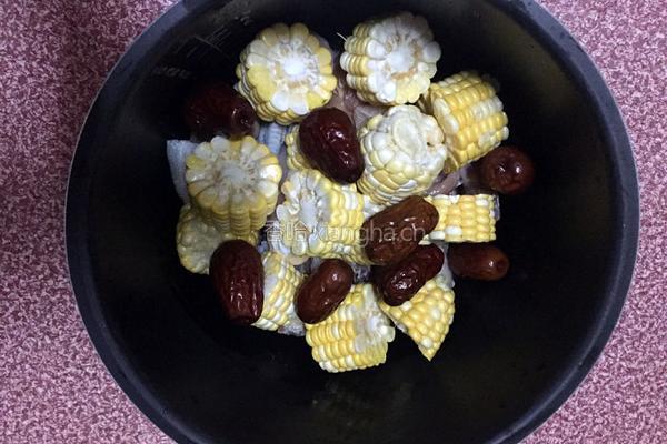 玉米红枣鸡汤的做法图解3
