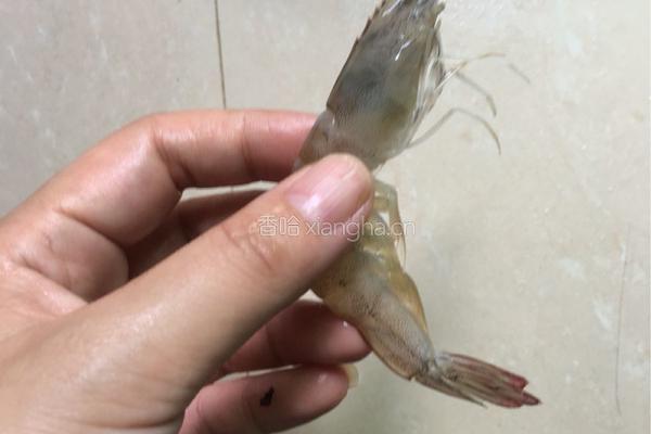 爆香鲜虾的做法图解1