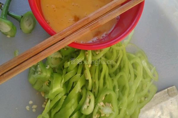 青椒煎鸡蛋的做法图解2