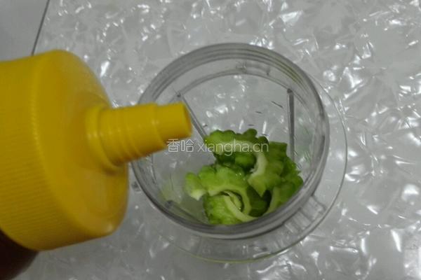 蜂蜜苦瓜汁的做法图解2