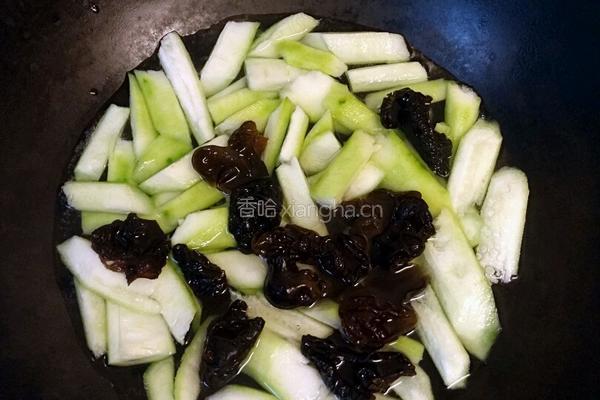 胜瓜木耳炒洋葱的做法图解3