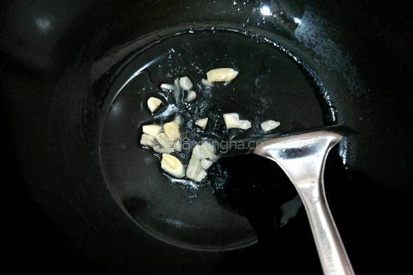 素炒蟹味菇的做法图解3