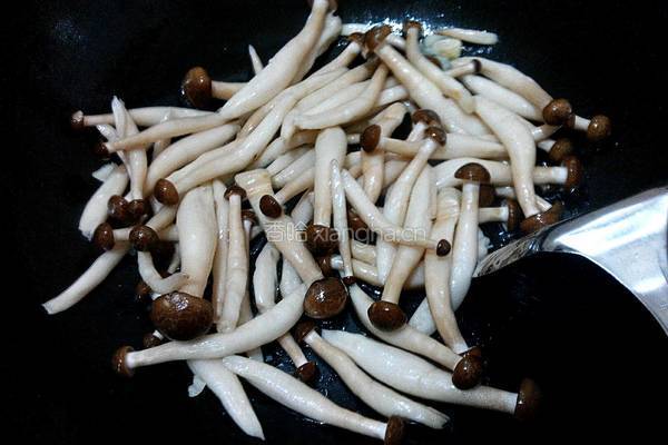 素炒蟹味菇的做法图解4