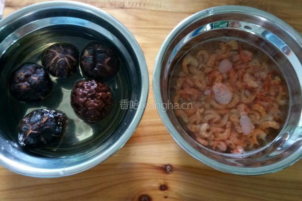 香菇虾米韭菜肉饺子的做法图解1