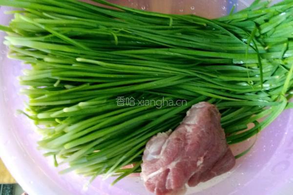 香菇虾米韭菜肉饺子的做法图解2