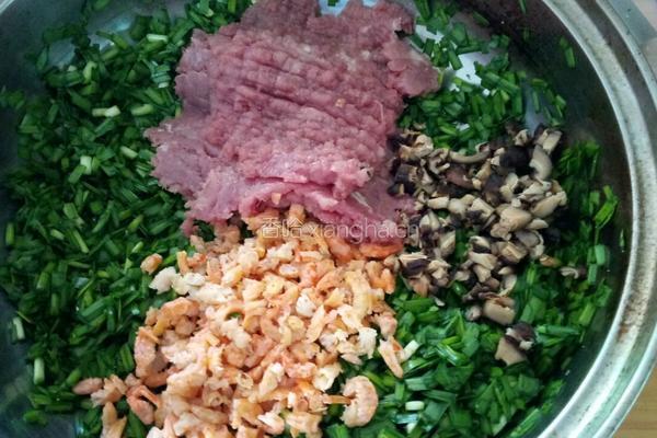 香菇虾米韭菜肉饺子的做法图解5