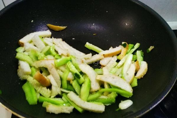 丝瓜炒面包的做法图解8