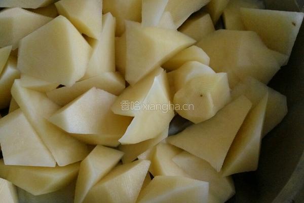 西红柿牛腩炖土豆的做法图解1