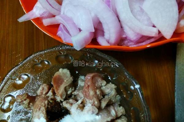 洋葱炒肉的做法图解2