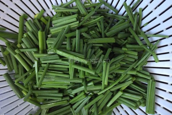 韭菜苔炒鸡蛋的做法图解1