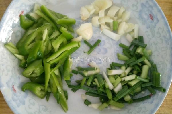 腐竹木耳炒芹菜的做法图解4