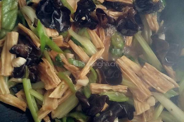 腐竹木耳炒芹菜的做法图解7