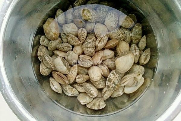菠菜拌花蚬的做法图解2