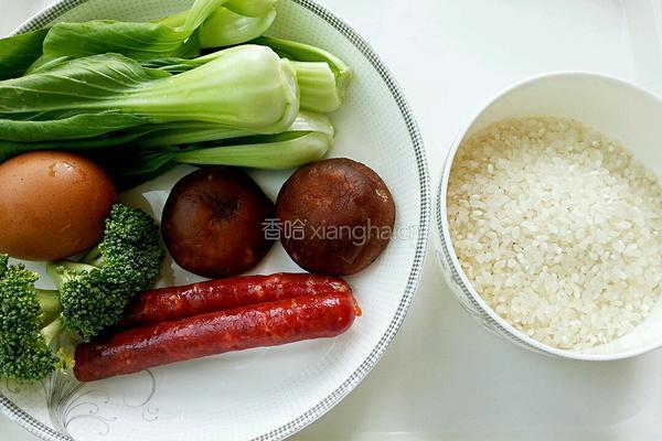 腊肠煲仔饭的做法图解1