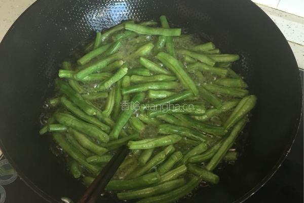 干煸豆角的做法图解3