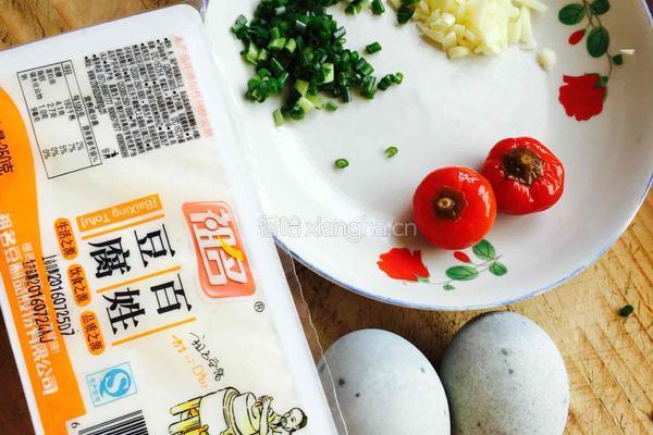 凉拌皮蛋豆腐的做法图解1