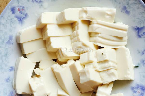 凉拌皮蛋豆腐的做法图解3